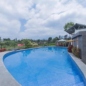Urbanview Hotel Mamifokobo Puncak